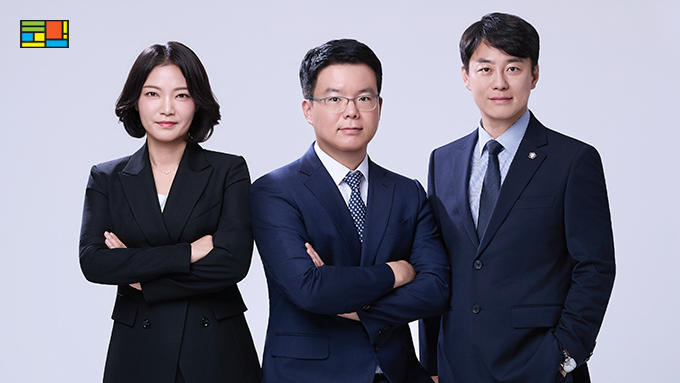 개인회생과 파산 사건 자료를 분석하는 로담 변호사